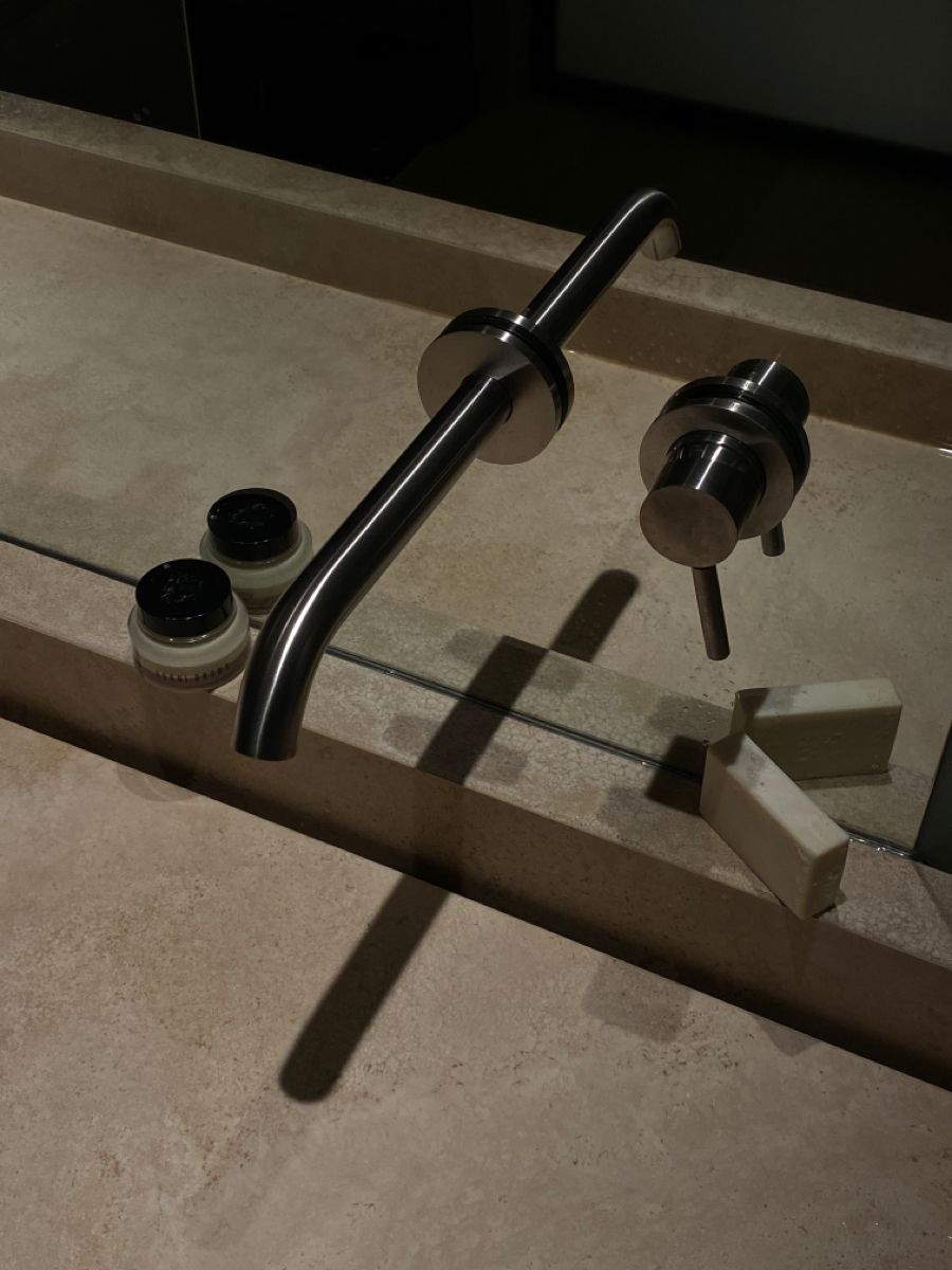 maatwerk badkamerspiegel kraan